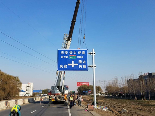 荆门荆门道路护栏网网片该如何进行正确的选购呢？